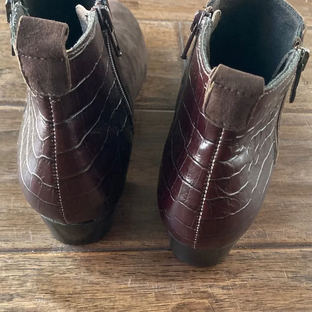Munro American Lexi Bootie Brown Suede Croc Accent Ankle Boots Women's Size 8